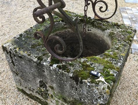 Puits pierre calcaire avec ferronnerie à volutes BCA Matériaux Anciens