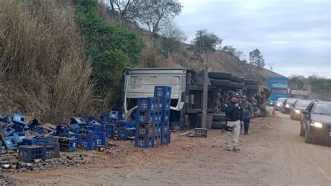 Acidente Entre Carreta E Carros Deixa Tr S Feridos Na Br