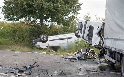 Pulheim Unfall auf B59 Autofahrer stirbt bei Zusammenstoß mit Lkw