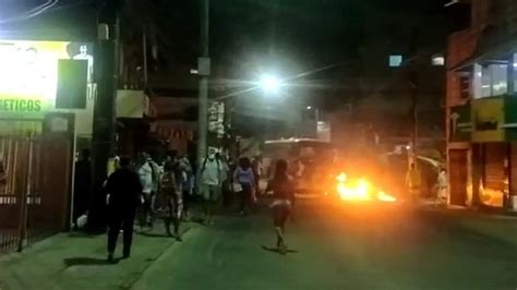 Vídeo Manifestantes atravessam ônibus na pista e colocam fogo em pneus