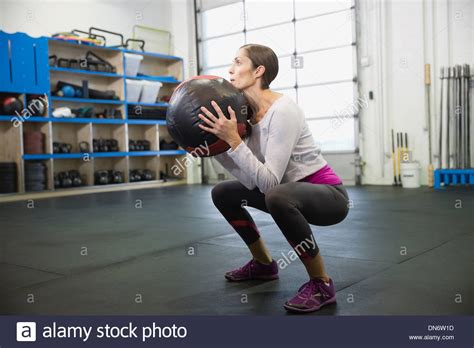 Hockende person Fotos und Bildmaterial in hoher Auflösung Alamy