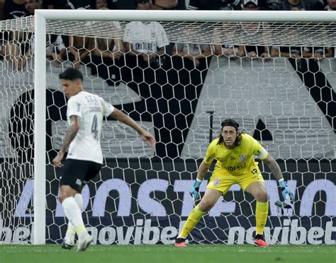 Cássio cobra melhora do Corinthians e evita falar sobre reforços