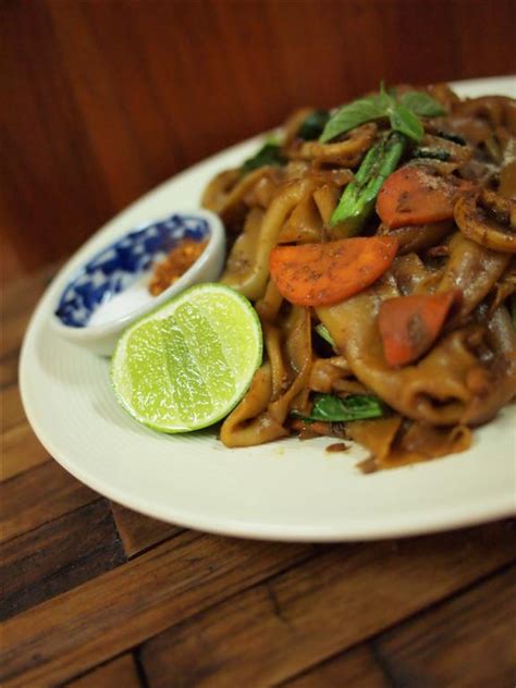 I Love Thai Recipes: Stir Fried Wide Rice Noodles with Soy Sauce (Pad ...