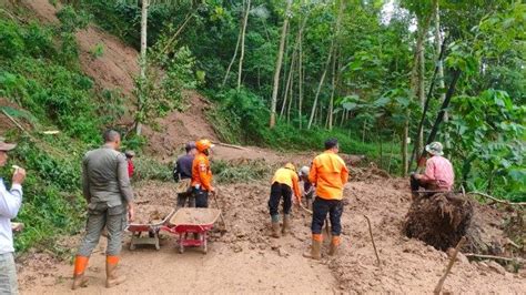 Jalur Alternatif Majalengka Ciamis Terputus Akibat Tertutup Longsor