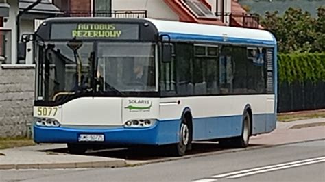 odjazd autobusu Solaris Urbino 12 II 5077 z pod czyjegoś domu