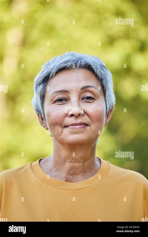 Portrait De T Te Jolie Femme La Retraite Aux Cheveux Gris Plus Vieux