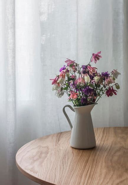 Ramo De Flores Silvestres De Verano En Una Jarra Esmaltada Sobre Una