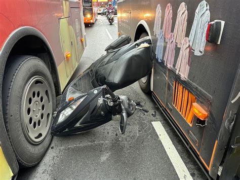 北市機車遭公車左右夾擊！車身騰空卡住離地 女騎士慘摔 社會萬象 生活 Nownews今日新聞