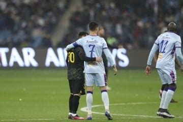 Abrazo de gigantes Lionel Messi y Cristiano Ronaldo y el momento más