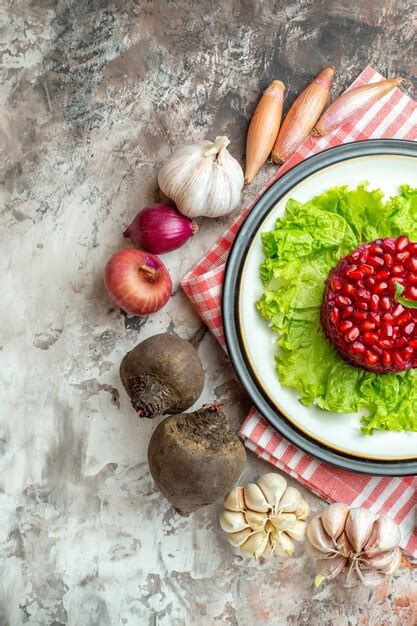 Vista superior saborosa salada de romã na salada verde legumes