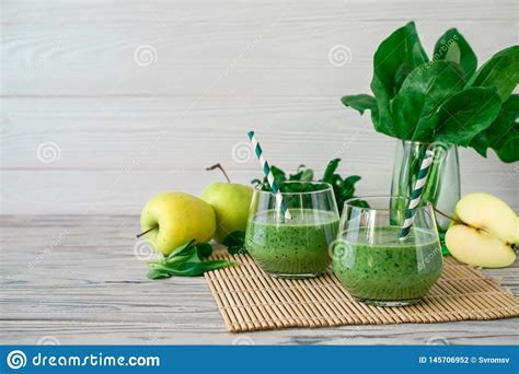 Smoothie Verde Fresco Del Detox Con La Espinaca Manzana Lechuga De