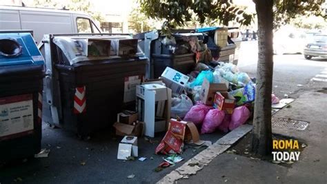 Rifiuti Sacchetti In Strada Al Centro E Ai Parioli Per Ama Non C