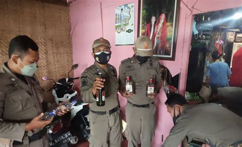 Satpol Pp Sita Puluhan Botol Miras Di Warkop Radar Gresik