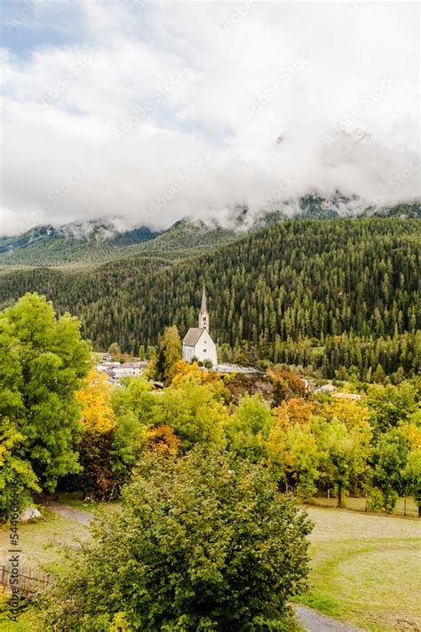 Scuol Kirche Engadiner Dorf Unterengadin Alpen Gebirge Wanderweg