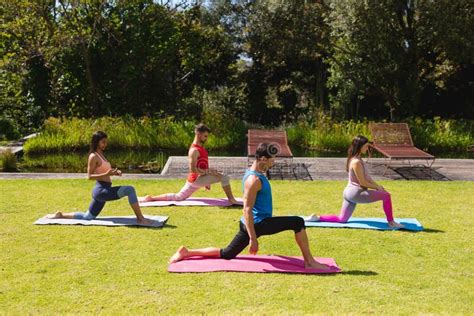 Uomini E Donne Che Praticano Lo Yoga Nei Tappeti Da Esercizio In Parco