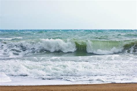 Mar Tempestuoso Y Cielo Azul Espuma Del Mar Blanco En Una Playa