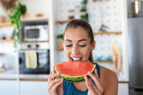 Mujer Joven Come Una Rodaja De Sandía En La Cocina Retrato De Mujer