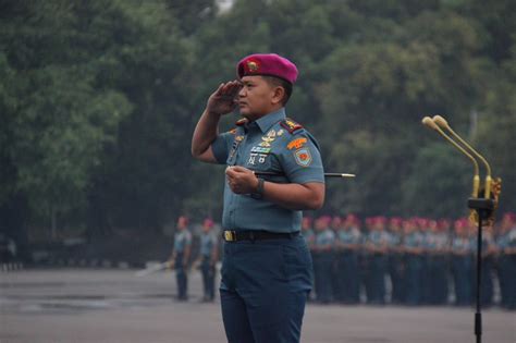 Danyonif Marinir Pimpin Upacara Penaikan Bendera Hari Senin