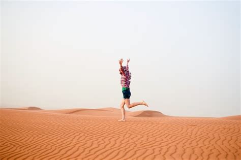 Jovem mulher no deserto Foto Grátis