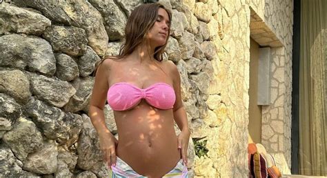 María Pombo enseña su tripita en bikini y se bebe un margarita sin