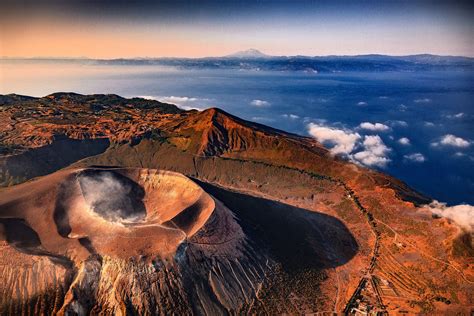 Lisola Di Vulcano Sullo Sfondo La Costa Siciliana E Il Vulcano Etna