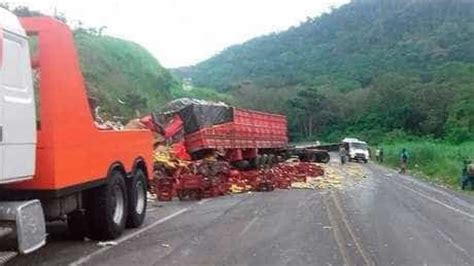 Carreta na contramão atinge caminhão e deixa dois mortos