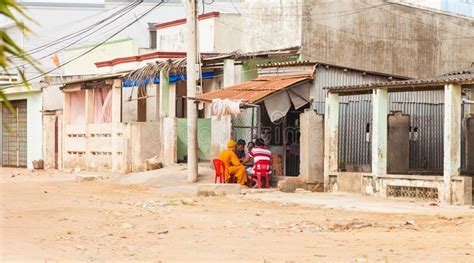 Hombres Vietnamitas En La Tabla En La Calle Fotografía Editorial