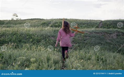 Ni A Feliz Jugando Con Un Avi N De Juguete En Un Campo De Verano Un