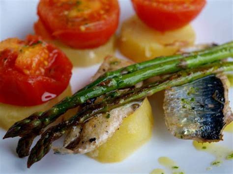 Sardinas A La Plancha Con Patatas Tomates Y Esparragos Receta Petitchef