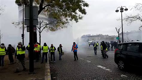 Gilets jaunes à Paris les gilets jaunes sont éparpillés dans toutes