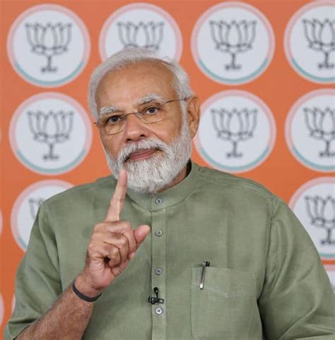 पीएम मोदी ने गुजरात के सूरत में मेगा स्वास्थ्य शिविर में सभा को संबोधित किया