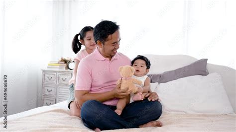 4K 50fps Asian Single Dad Sitting Happily And Happily With His Two