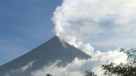 Indon Sie Un Volcan Entre En Ruption Sur L Le Dhalmahera Dans La