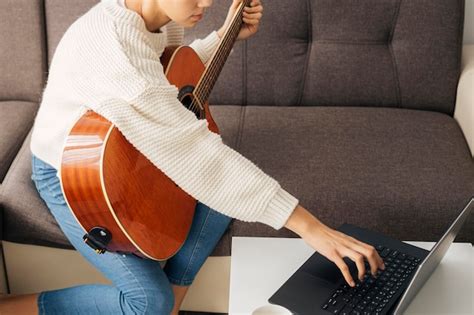 M Oda Dziewczyna Gra Na Gitarze W Domu Darmowe Zdj Cie