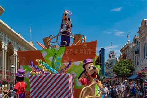 Goofy in Mickey and Minnie`s Surprise Celebration Parade at Walt Disney ...