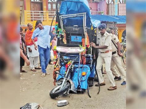 Truck Rammed E Rickshaw At College Chowk E Rickshaw Driver Died Angry Relatives Blocked The