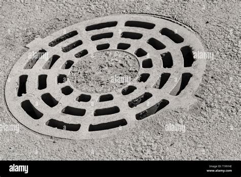 Round Sewer Manhole Cover Hi Res Stock Photography And Images Alamy