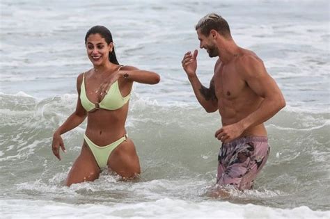 Mari Gonzalez E Jonas Sulzbach Namoram Muito Durante Banho De Mar