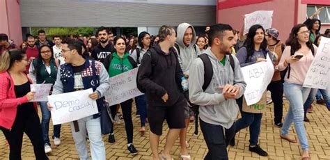 Estudantes Desafiam Novo Regime Disciplinar E Protestam Contra Medidas