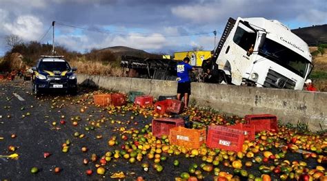 Caminh O Carregado Mangas Tomba Na Serra Das Russas E Interdita