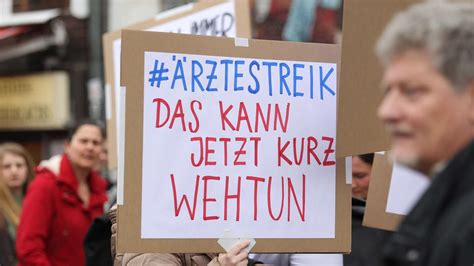 Rzte Streiken F R Mehr Lohn In Kommunalen Kliniken