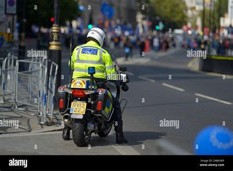 London, England, UK. Metropolitan Police motorcyclist Stock Photo - Alamy