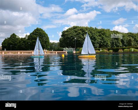 model yachts on boating lake in eaton park, norwich, norfolk, england ...