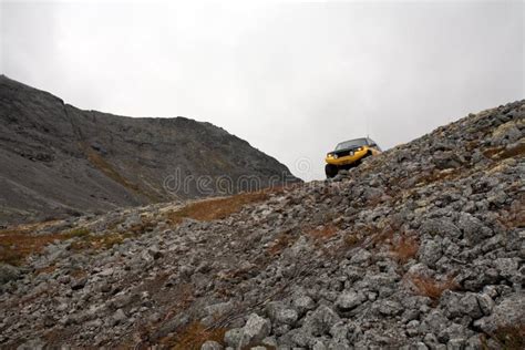 Carro Fora De Estrada Grande De SUV Na Montanha Rochoso Foto De Stock