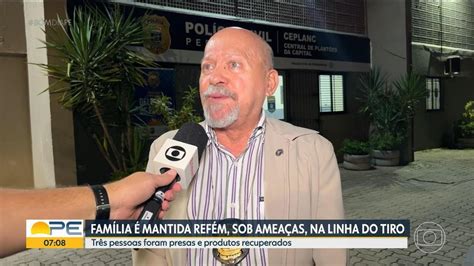 Homens armados invadem casa mantêm família refém por uma hora e roubam