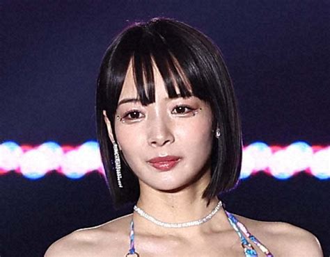 “役満ボディー”岡田紗佳、ドレスの切り込みから谷間のぞかせた大胆写真公開「セクシーすぎる」 芸能写真ニュース 日刊スポーツ