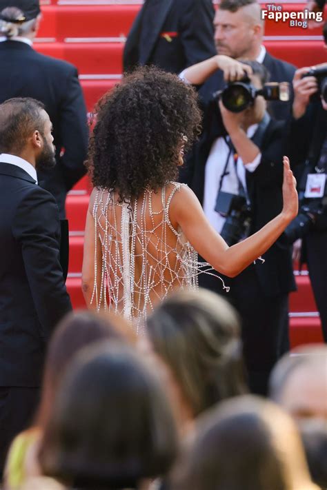 Leila Depina Flashes Her Nude Tits At The Asteroid City Red Carpet