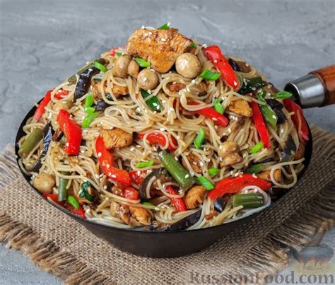 Рецепт: Рисовая лапша с овощами и куриным филе на RussianFood.com