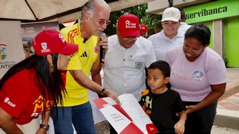 Títulos De Predios Se han entregado más de mil títulos de predios en