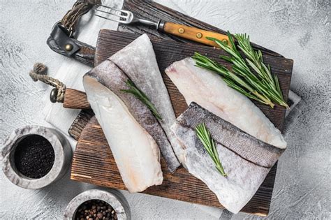 Carne de marisco cru de filé de peixe arinca na placa de madeira